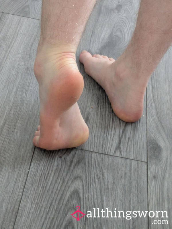 S**y Bare Feet In The Mirror