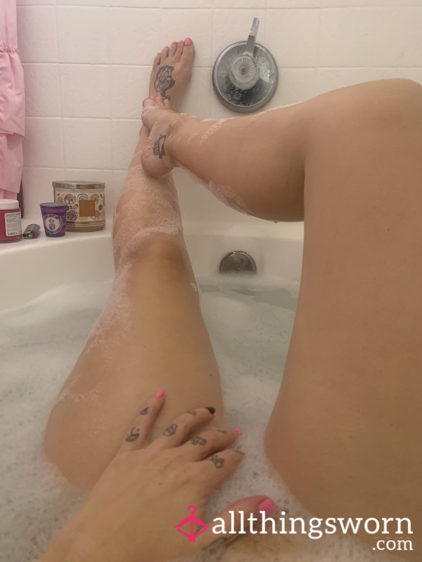 S**y Bubble Bath Masterbation