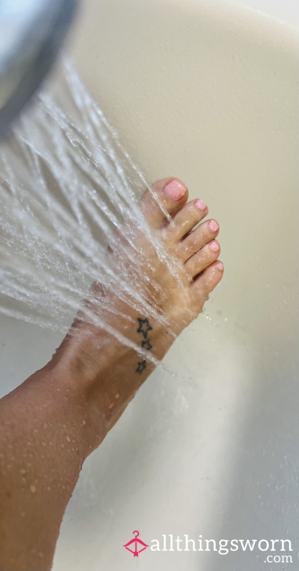 S**y Feet In The Shower