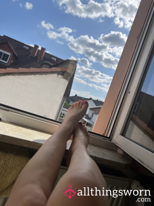 S**y Feet’s