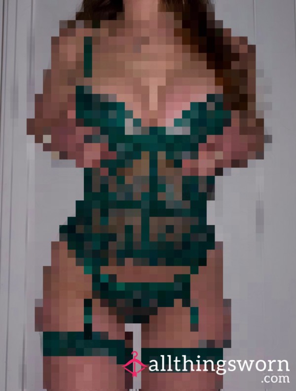 S**y Green Lingerie Pics😈🔒