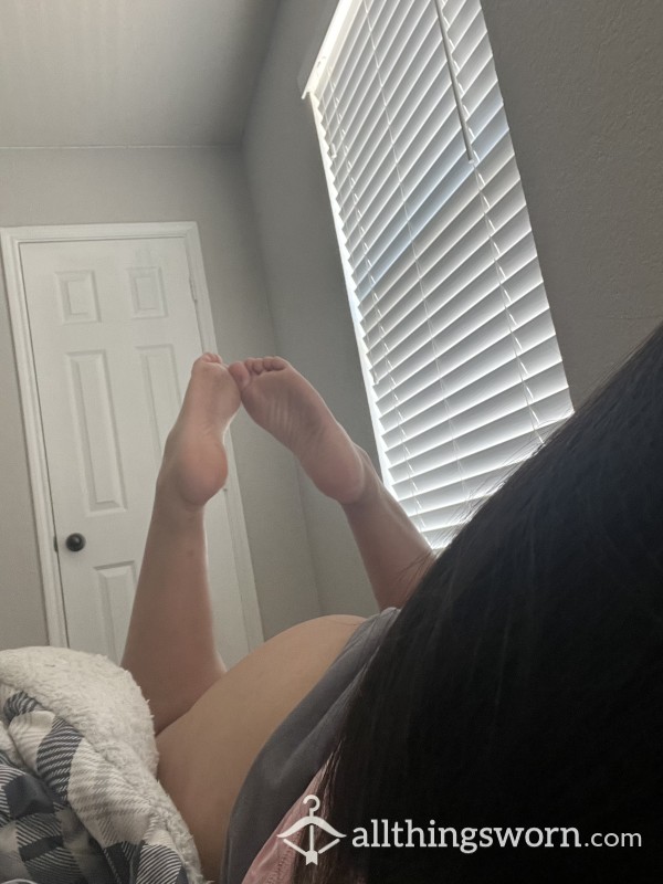S**y Latina Feet Photo Set 🦶🏼