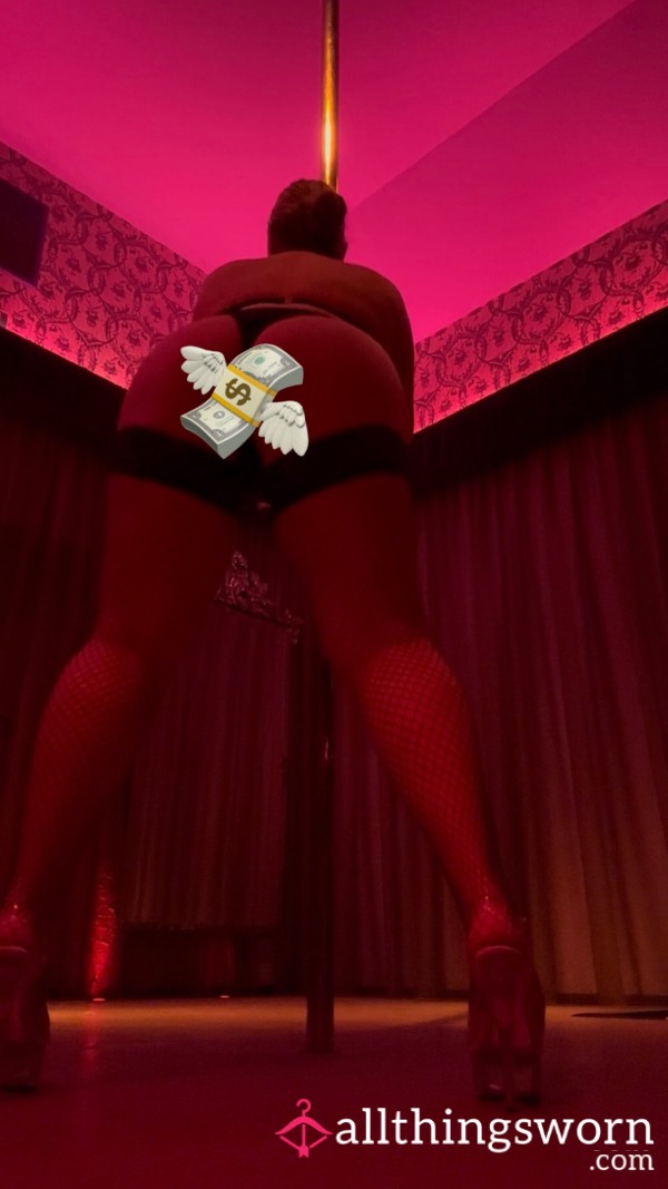 S**y Pole Practice In Strip Club