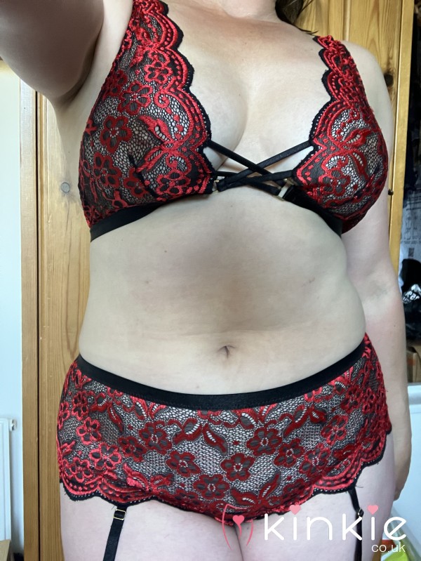 S**y Red And Black Crotchless Set