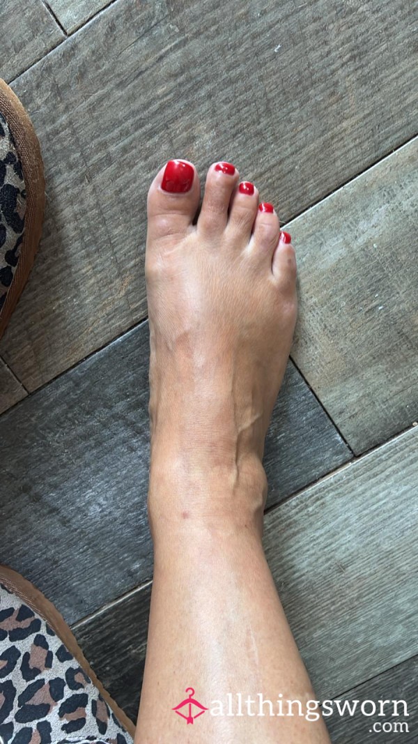 S**y Small Feet