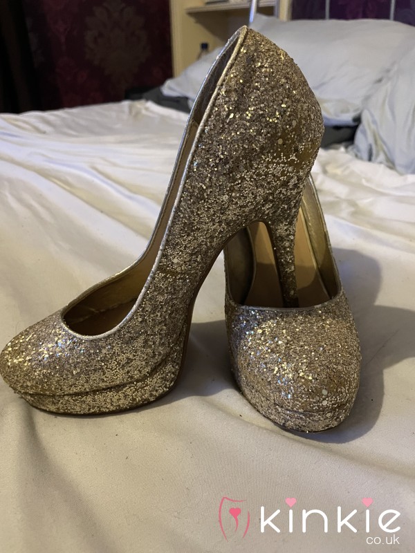 S**Y SPARKLY HEELS