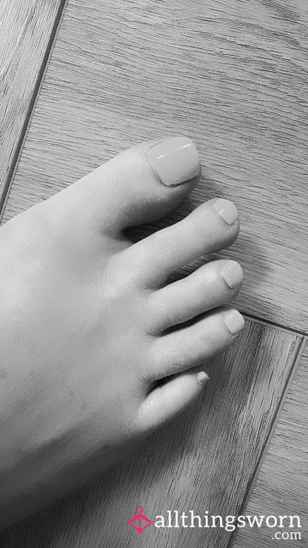 S**y Tanned Feet With Neon Pink Tootsies