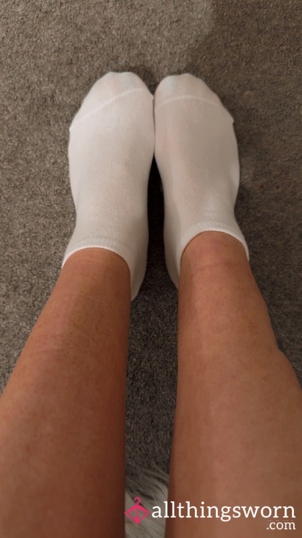 S**y White Socks Worn By A Petite Babe 😍 Worn For A Whole 24 Hours For Your Pleasure 😘
