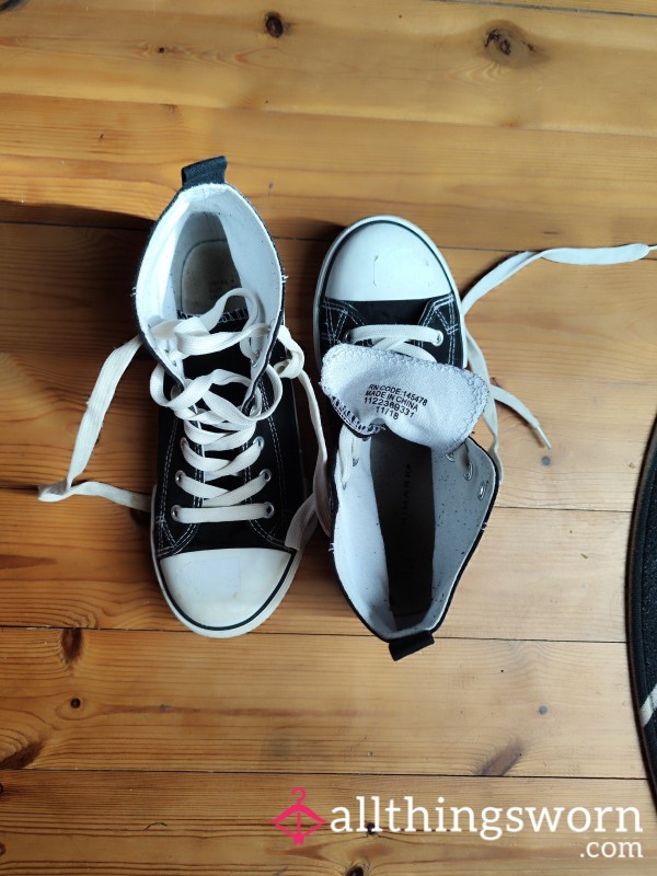 S**y Worn Sneaker With Print And Free Customs And More