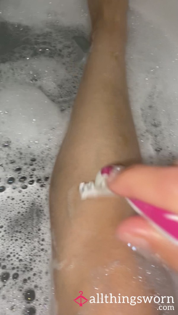Shaving My Legs Water Hot Bubble Bath 💦