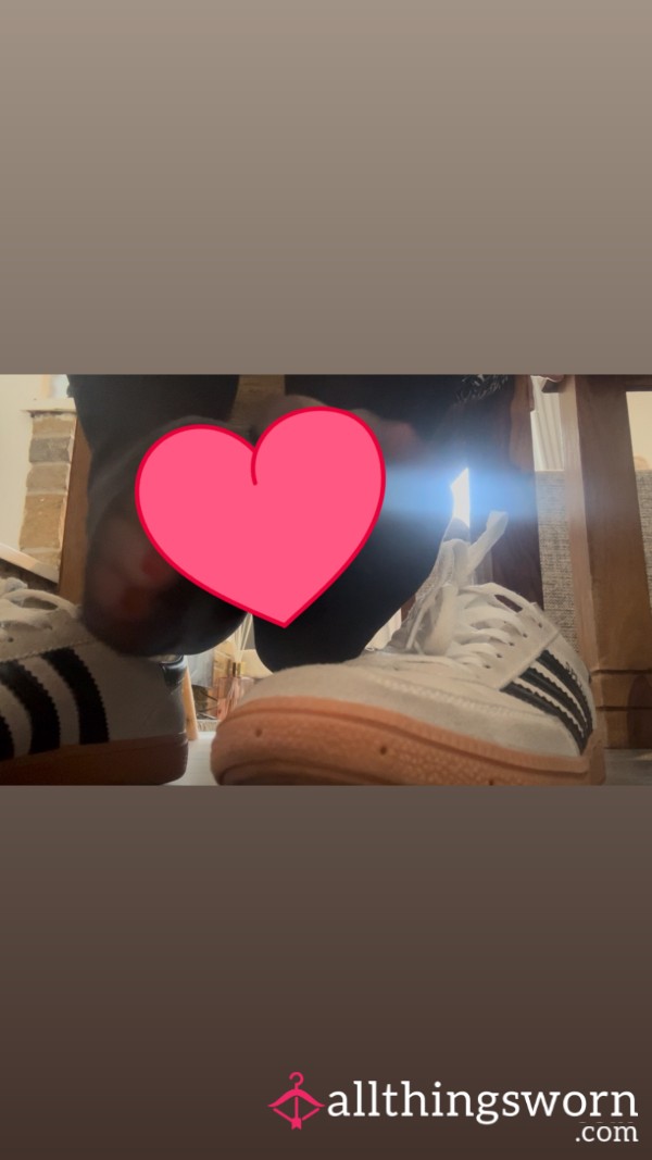 Shoe Play & Feet Spread In Tights