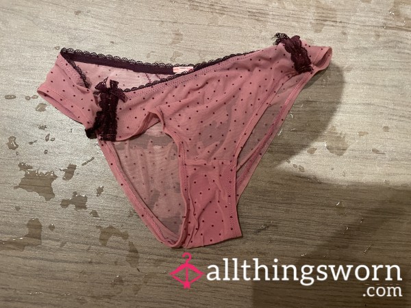 SIE Pinkelt Ihren Freund Durch Ihr HÖSSCHEN An - Slip Inkl. Video