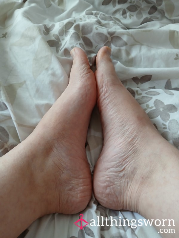 Silent Version- Watch My Soles Rubbing Together, Foot Tease