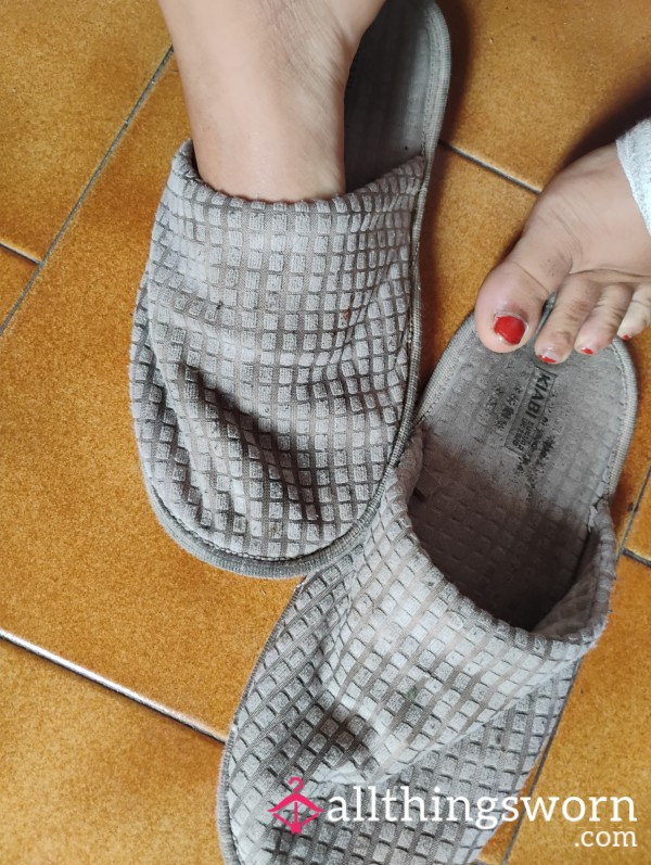 Size 11 Slippers Worn For 2 Years Without Ever Washing. Well-Worn💦❣️👣