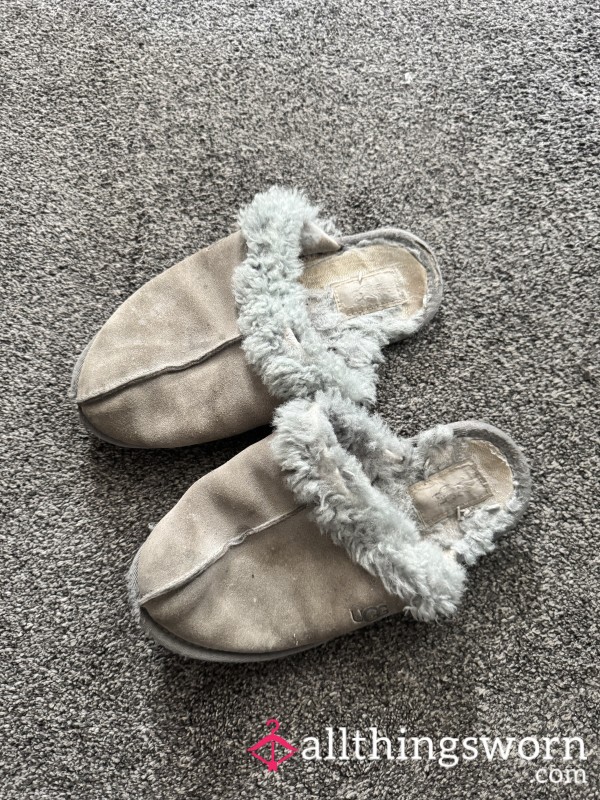 SIZE 4 USED AND ABUSED UGGS