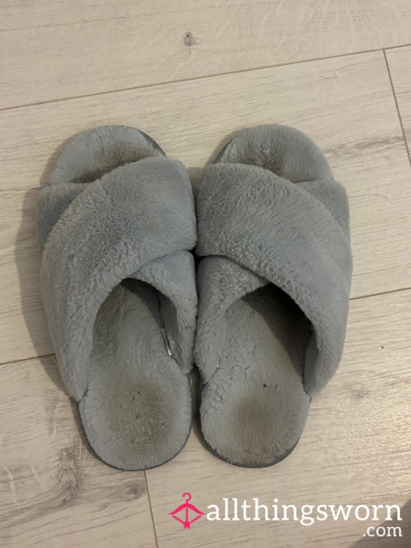 Size 4 Used Slippers👣