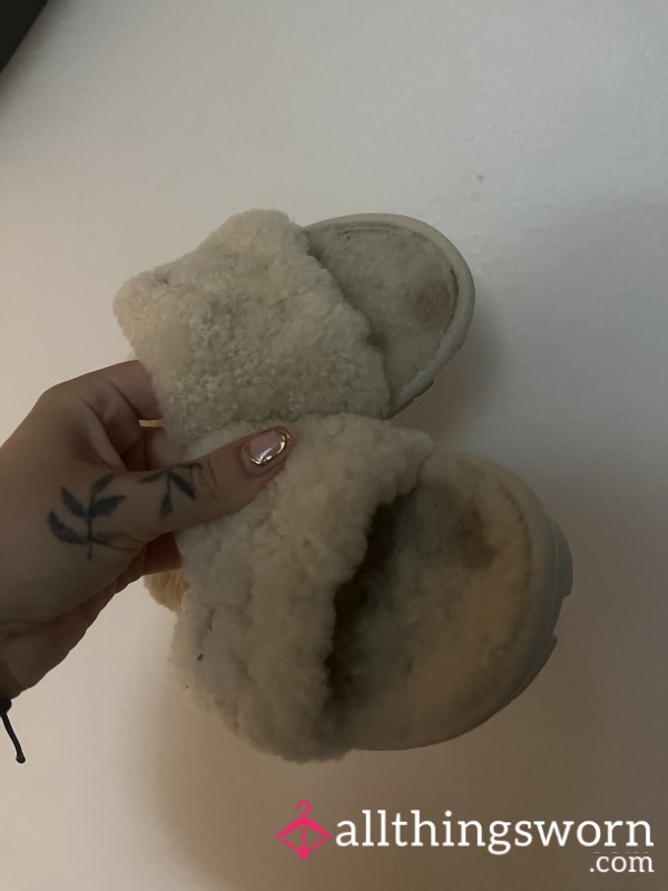 Size 5 Ugg Fluffly Slippers - Very Well Worn👣🐑