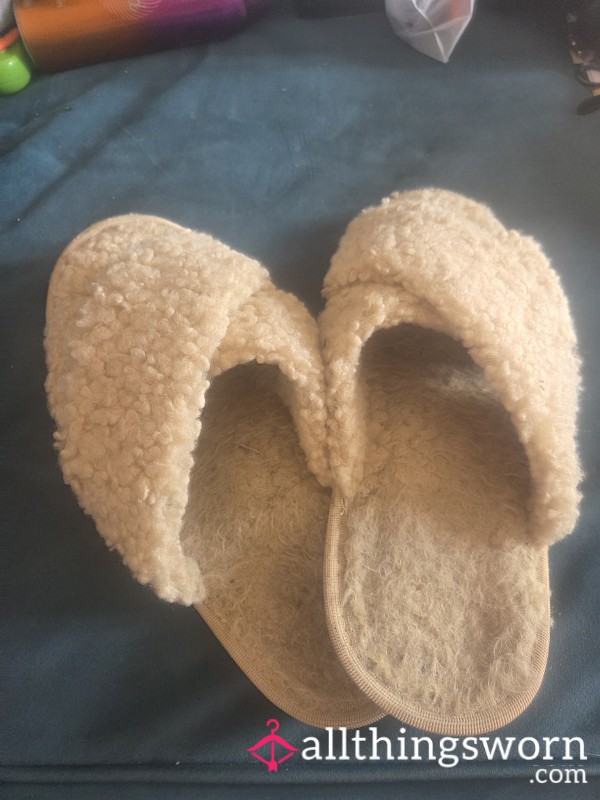 Size 7/8 Extremely Worn Pink Slippers With Foot Indents 🖤
