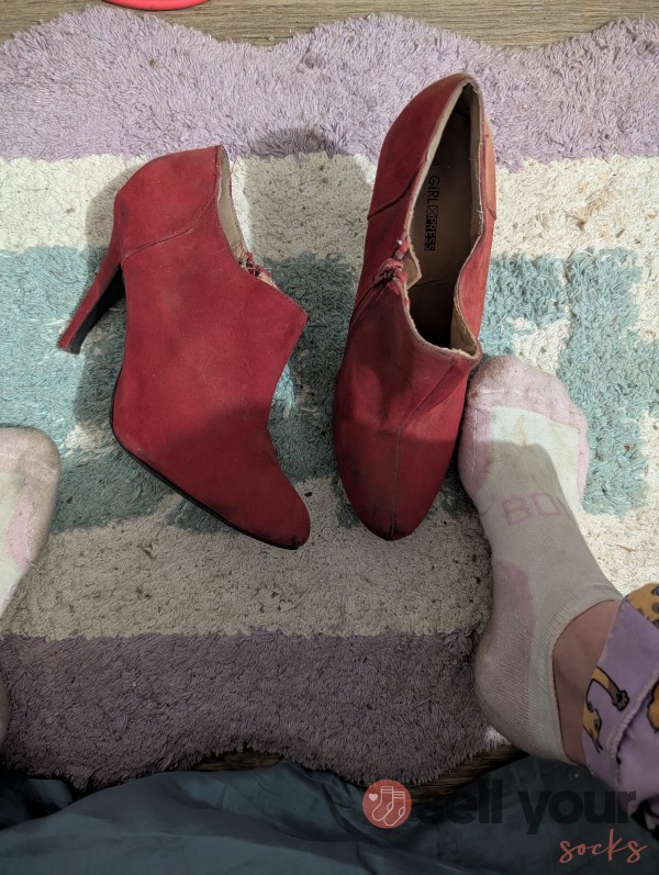 SIZE 8  RED VELVET ANKLE BOOTS 👢 👢 👢 WELL USED HEHE WORN BY YOURS TRULY RAINBOW 🌈🤤