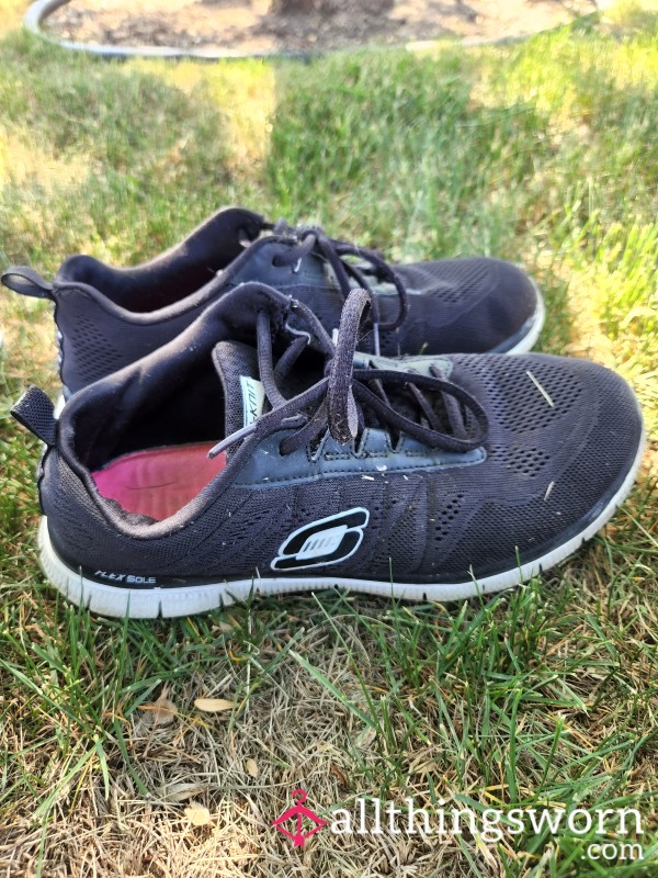 Skechers - Size 9 US / 40 UK