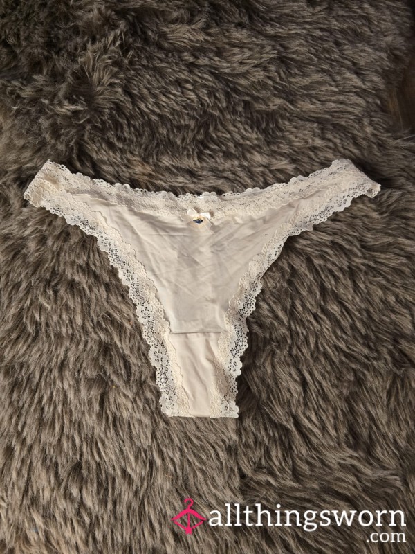 Skin-colored Thong With Lace 🥰