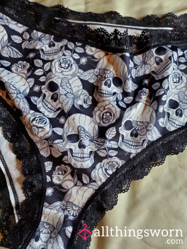 Skulls And Flowers🖤