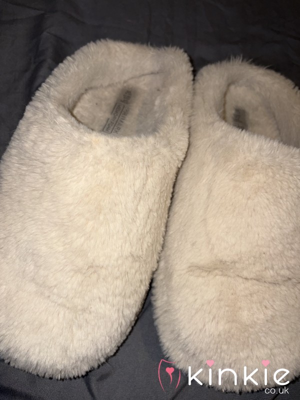 *STILL WEARING THESE* Fluffy Slippers, Foot Smell But Not Over Powering, Lightly Scented👃🏻 Secure Them Today!