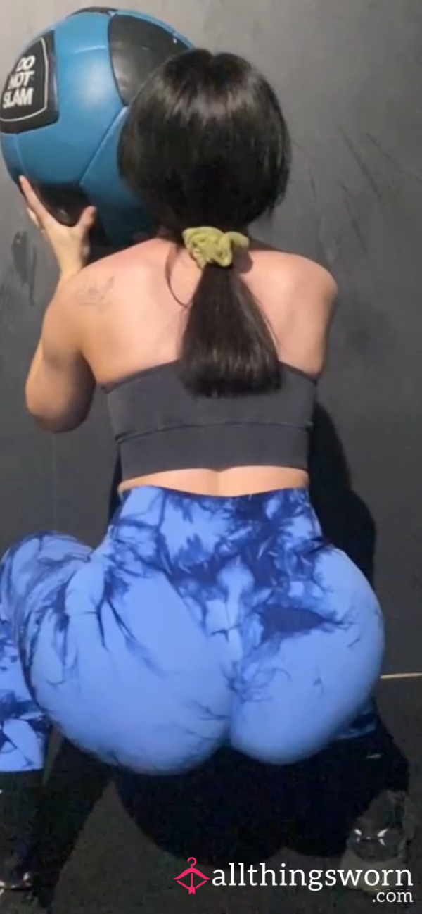 Slow Motion Arse Shaking During Deep Squats💦🍑