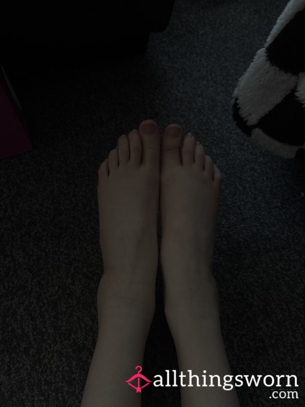 SMALL PETITE GIRL LOOKING TO SHOW OFF FEET