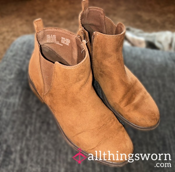 Smelly Brown Suede Boots - WELL WORN