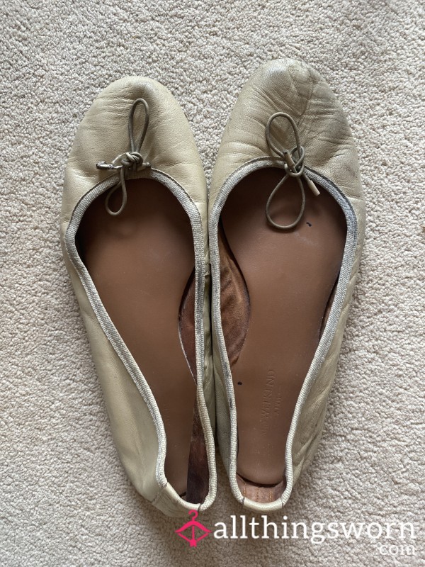 Smelly Goddess Flats 👅