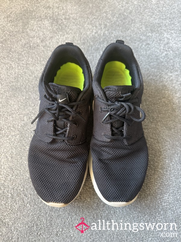 Smelly Nike Roshe Run Trainers