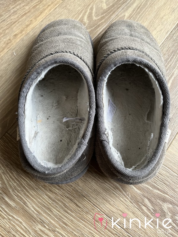 Smelly Slippers Size 5 ❤️