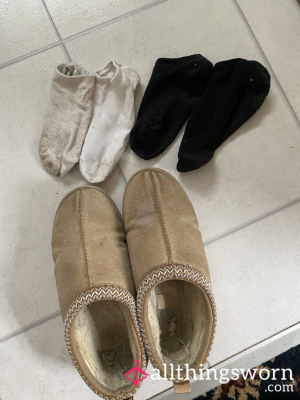 ‼️SMELLY SLIPPERS & SOCKS ALERT‼️
