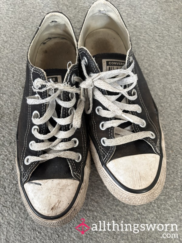 Curvy Wrens Smelly Trainers For You To Lick Clean