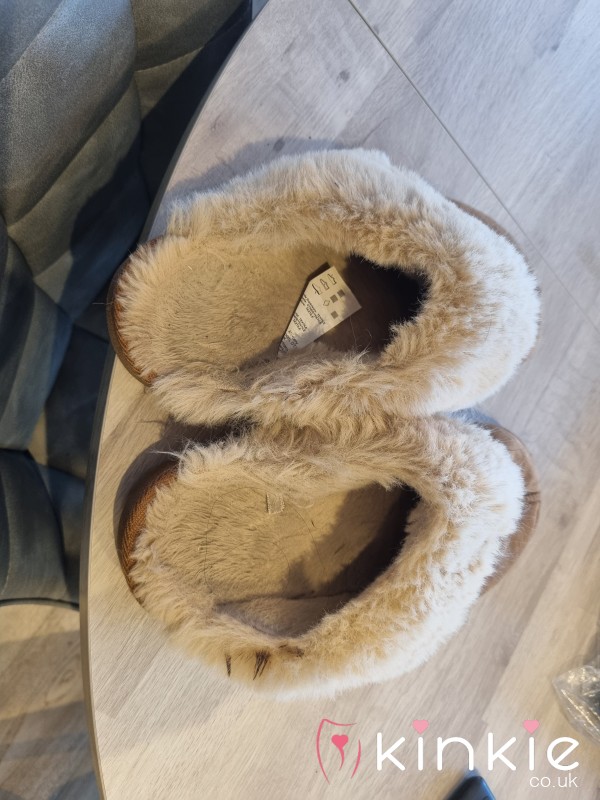Sold Smelly Very Old Slippers 🧀🩷( Comes With Pics & Postage)
