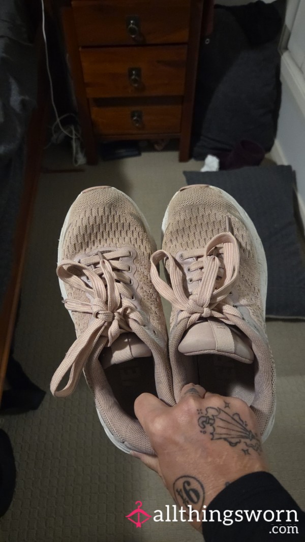 Sneakers Rubbed On My Pu**y