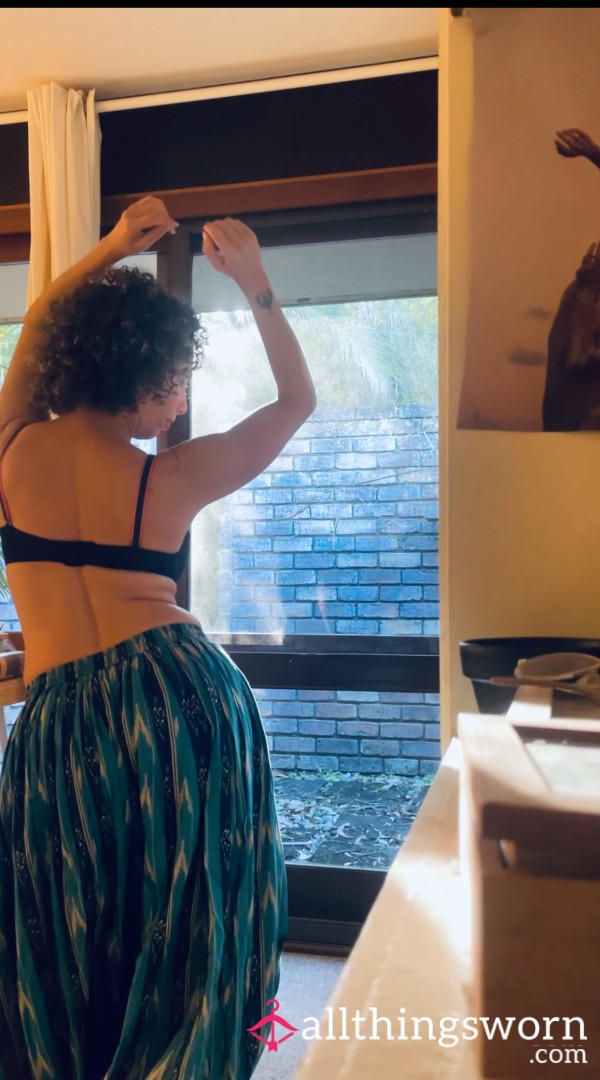 Sneaky Back Sensual Dance…