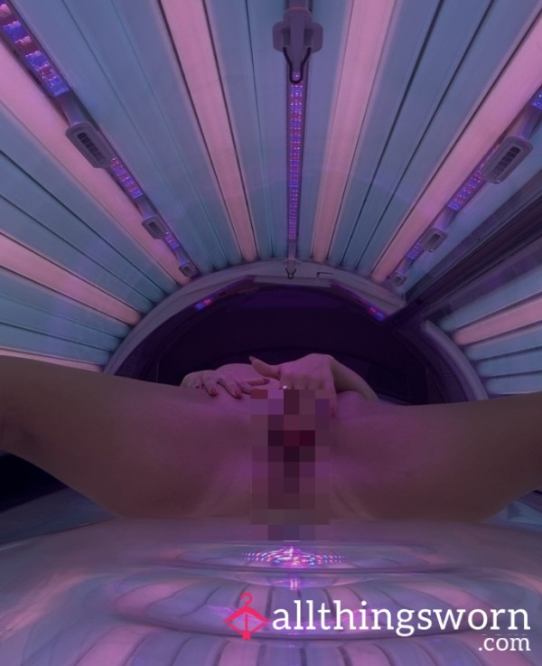 Soaking In Sweat 💦 Sunbed Pu**y Play Session 💧☀️