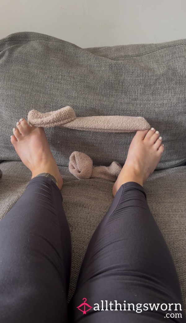 Socks Off & Webbed Toes Out 🧦