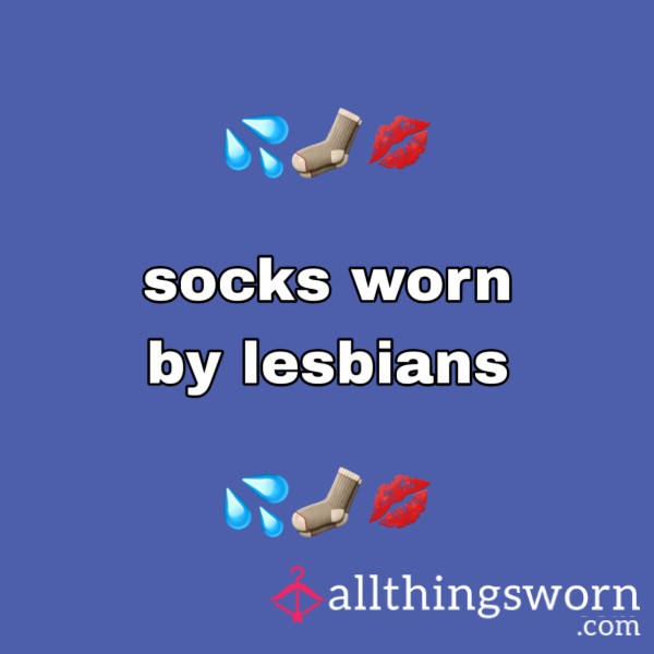 Tan And White Dogtooth Ankle Socks Worn By Lesbians