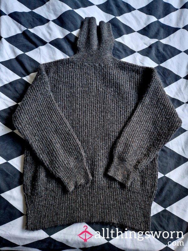 Soft Dark Grey Woolly Turtleneck – Cozy, Worn & Comforting
