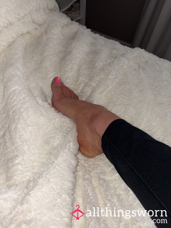 Soft Feet & Pink Toes Photo Set 💕 (5 Pics)