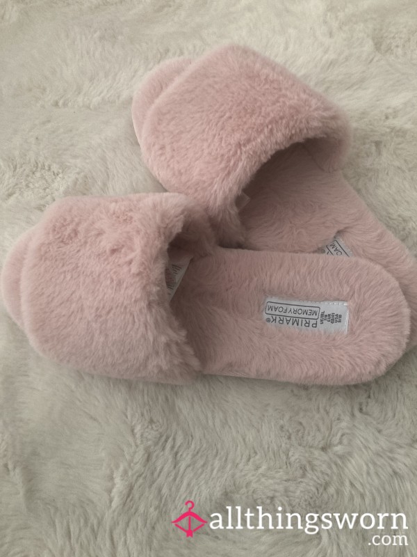 Soft Pink Fluffy Slippers – Cosy, Gently Worn & Cute 💗