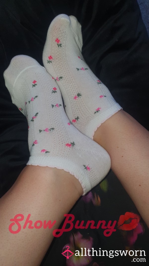 🌸 Soft White Cotton With Dainty Pink Rosebuds And Flirty Scalloped Trim