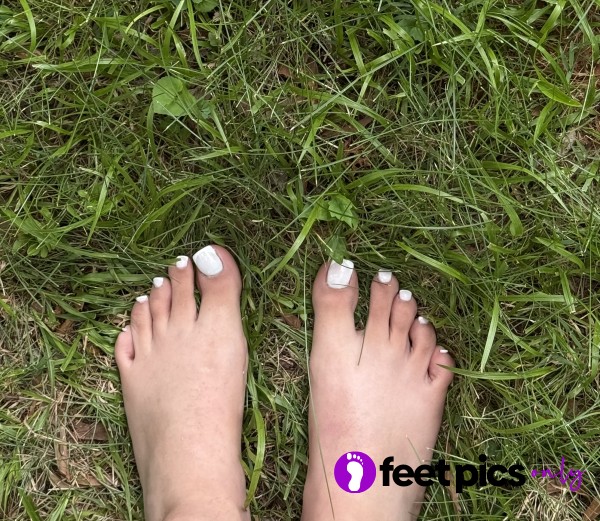 ✨ Soft White Pedi In Nature ✨
