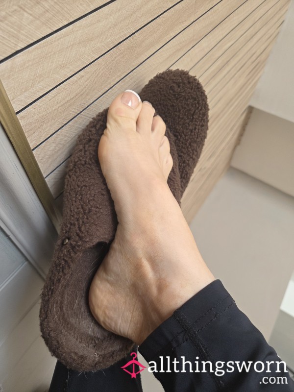 Soft Worn Slippers & Natural Feet – Cozy Day Wear 👣