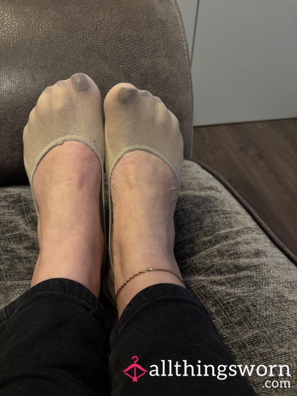 Soles In Nude Footsies And Foot Reveal