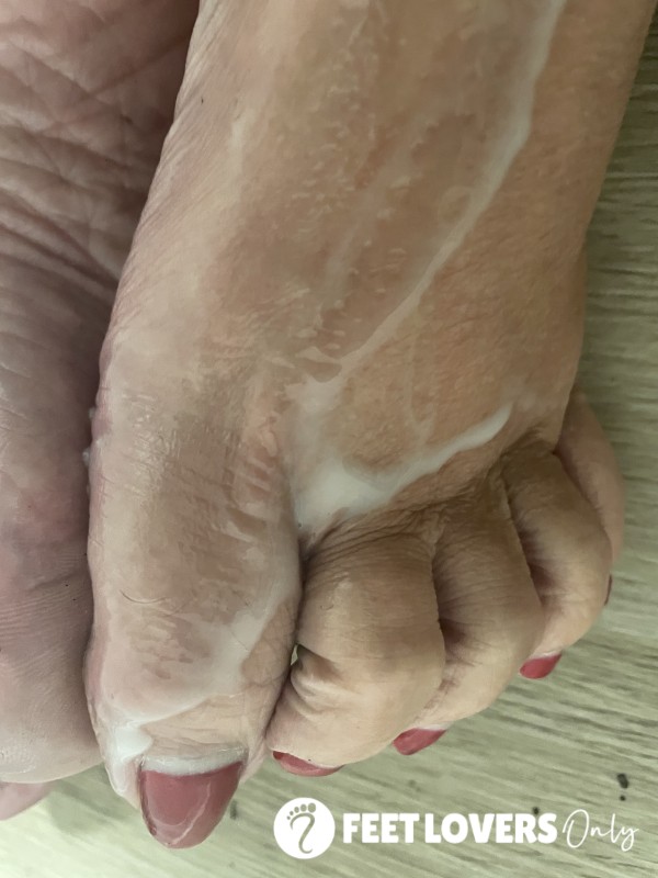Soles Intense Feet Rubbing With C*m Lube