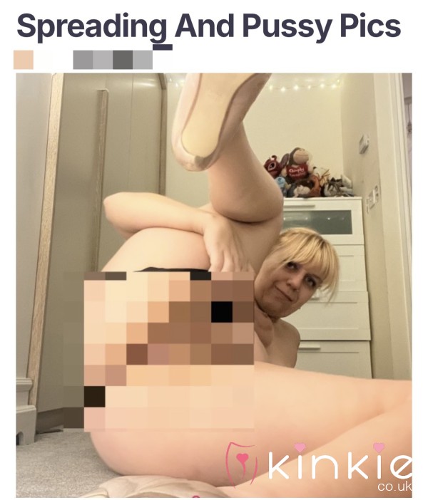 Spreading Pu**y Pics!